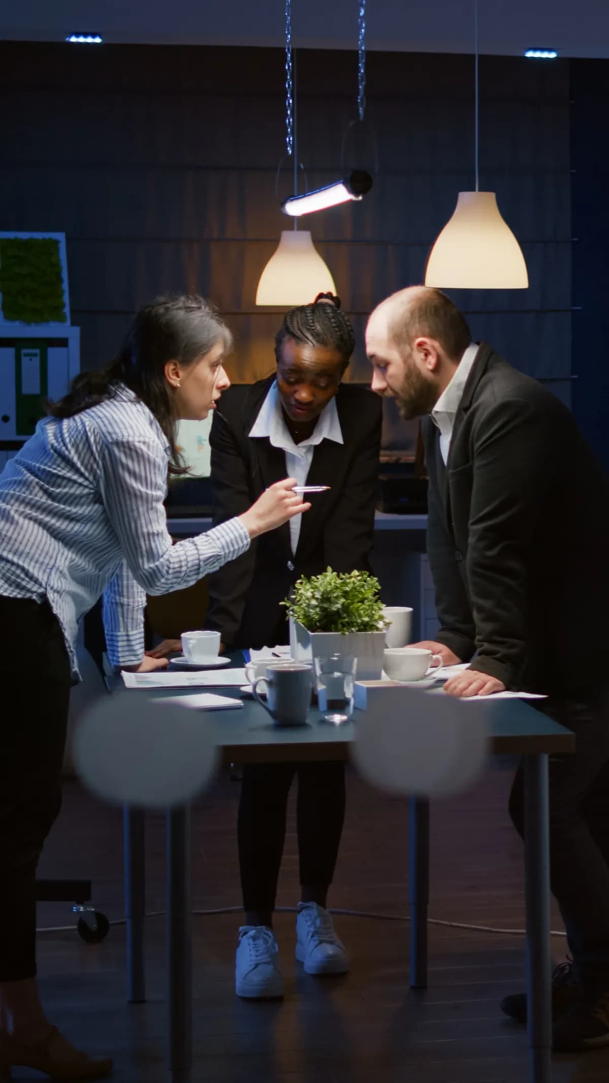Célula de trabajo debatiendo alrededor de una mesa
