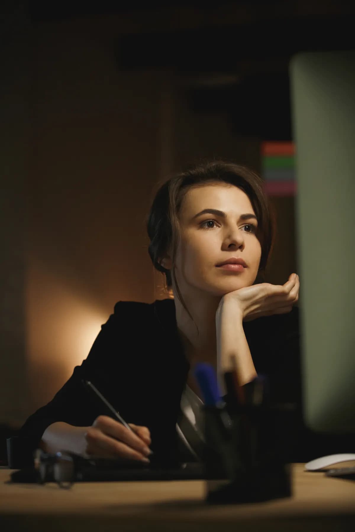 Profesional concentrada resolviendo un reto por la noche