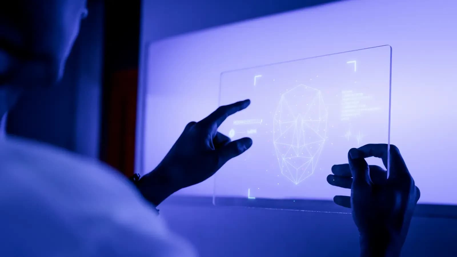 Persona manipulando una pantalla transparente