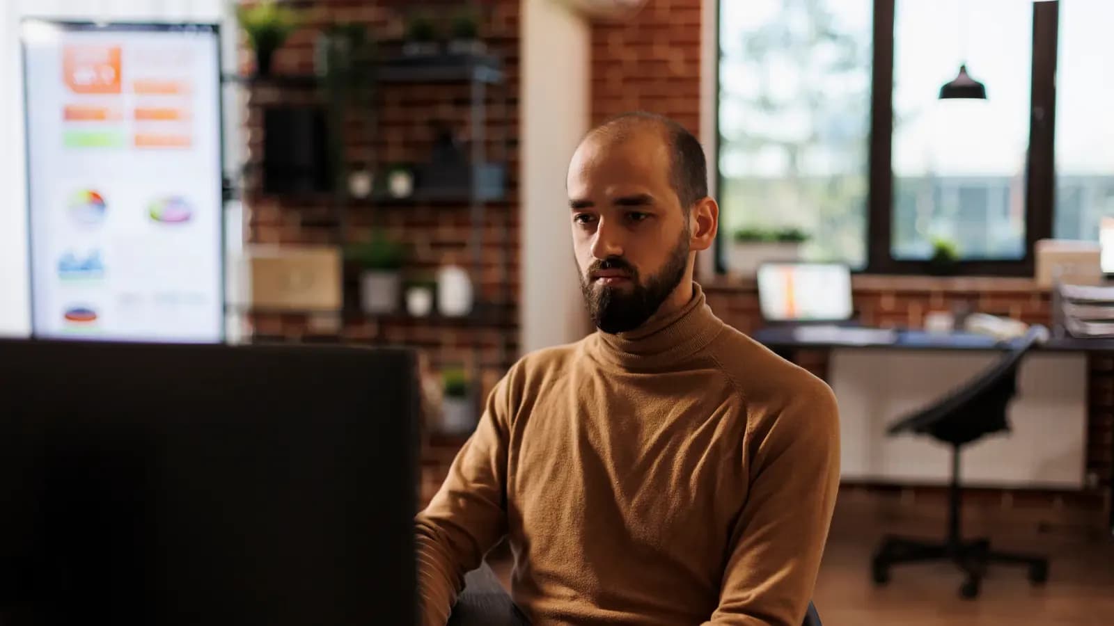 Analista revisando datos de proyecto en la oficina