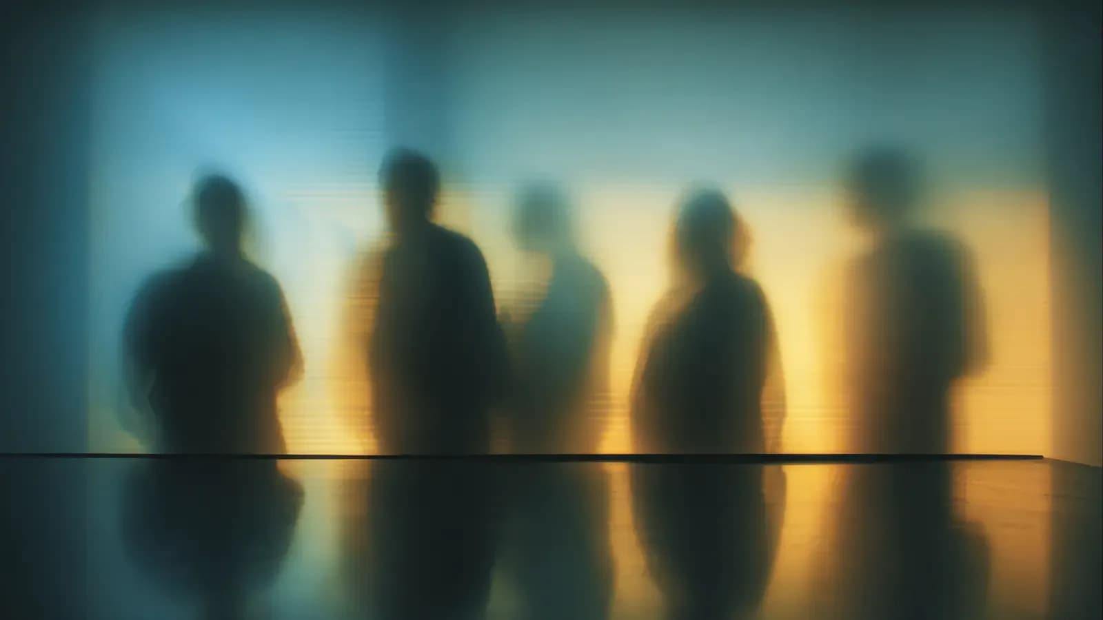 Siluetas de personas tras un cristal esmerilado