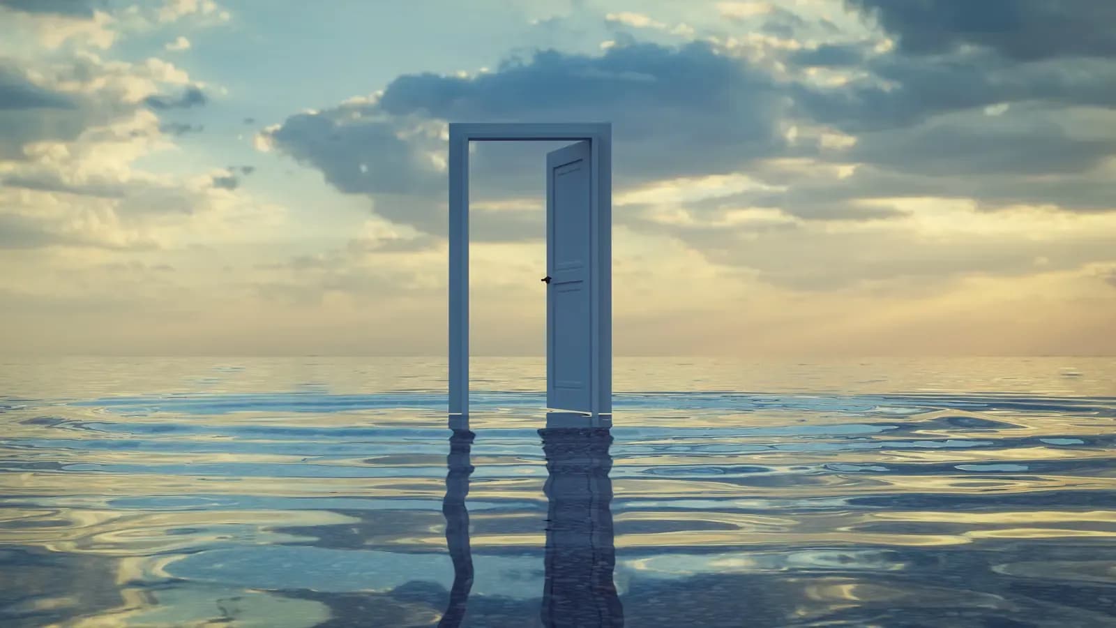 Puerta blanca abierta frente al mar