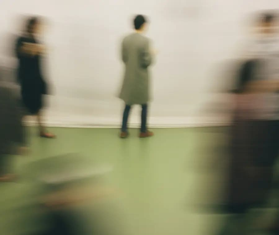 Personas trabajando en un espacio compartido